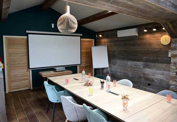 Bardage vieux bois brut gris murs et poutres décoration intérieur design moderne mélange pierres et bois