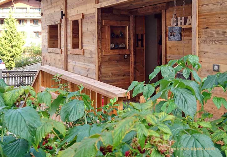 Bardage extérieur vieux bois brun rainure languette réalisation vieux bois des Alpes La Clusaz Haute Savoie